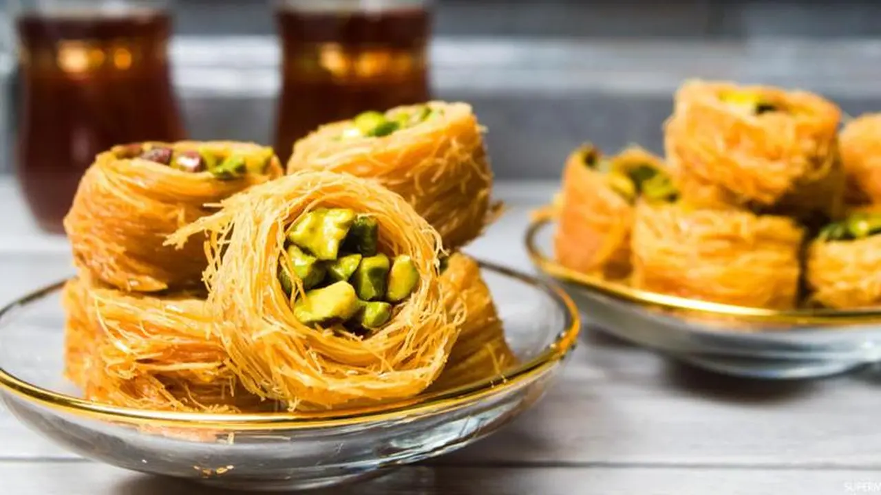 قائمة الأسعار الجديدة.. تفاوت كبير في تكلفة حلويات رمضان لعام 2026 بالأسواق المصرية